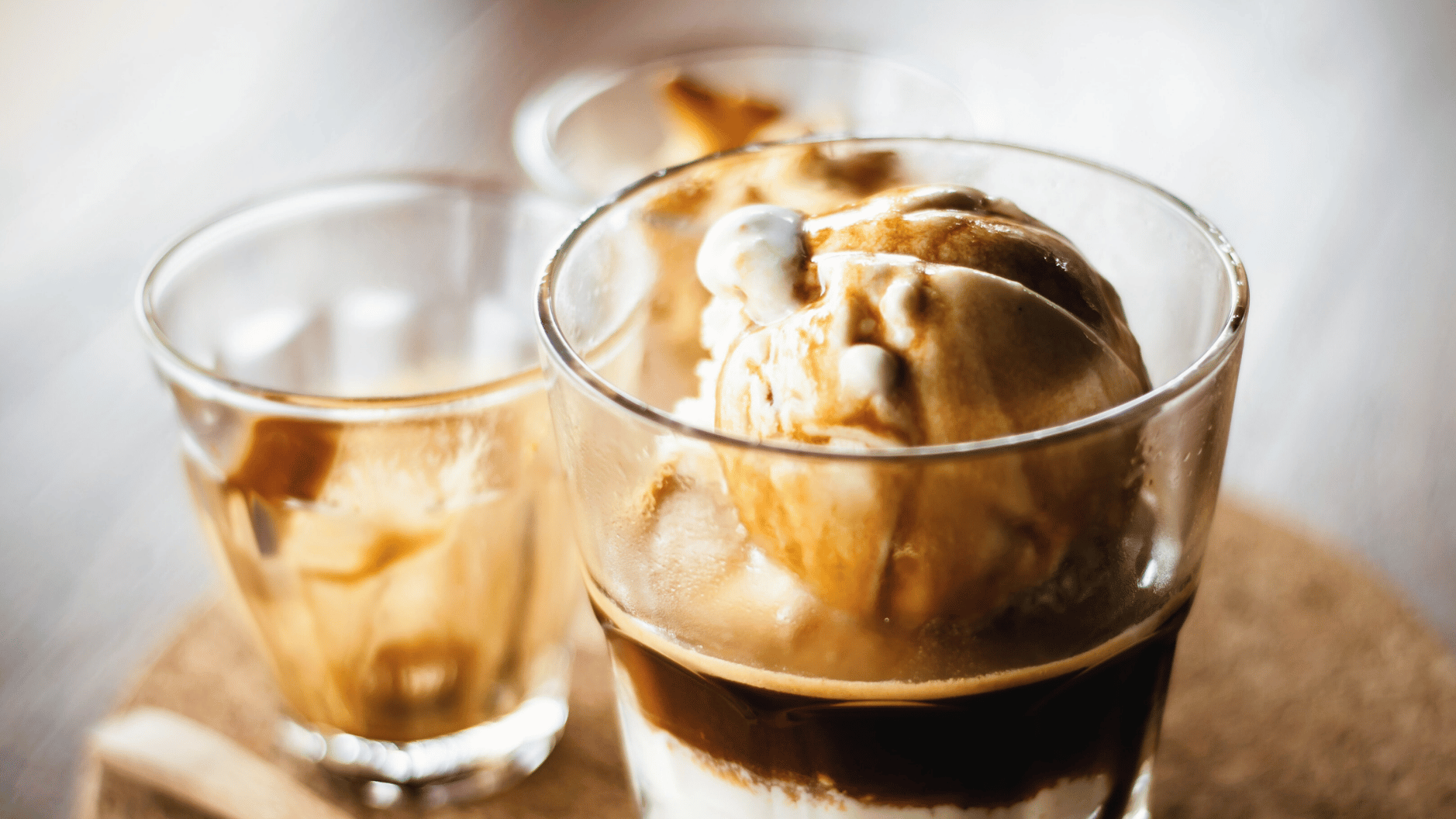 Affogato lavet med mørkristet espresso fra Brasilien hældt over vaniljeis