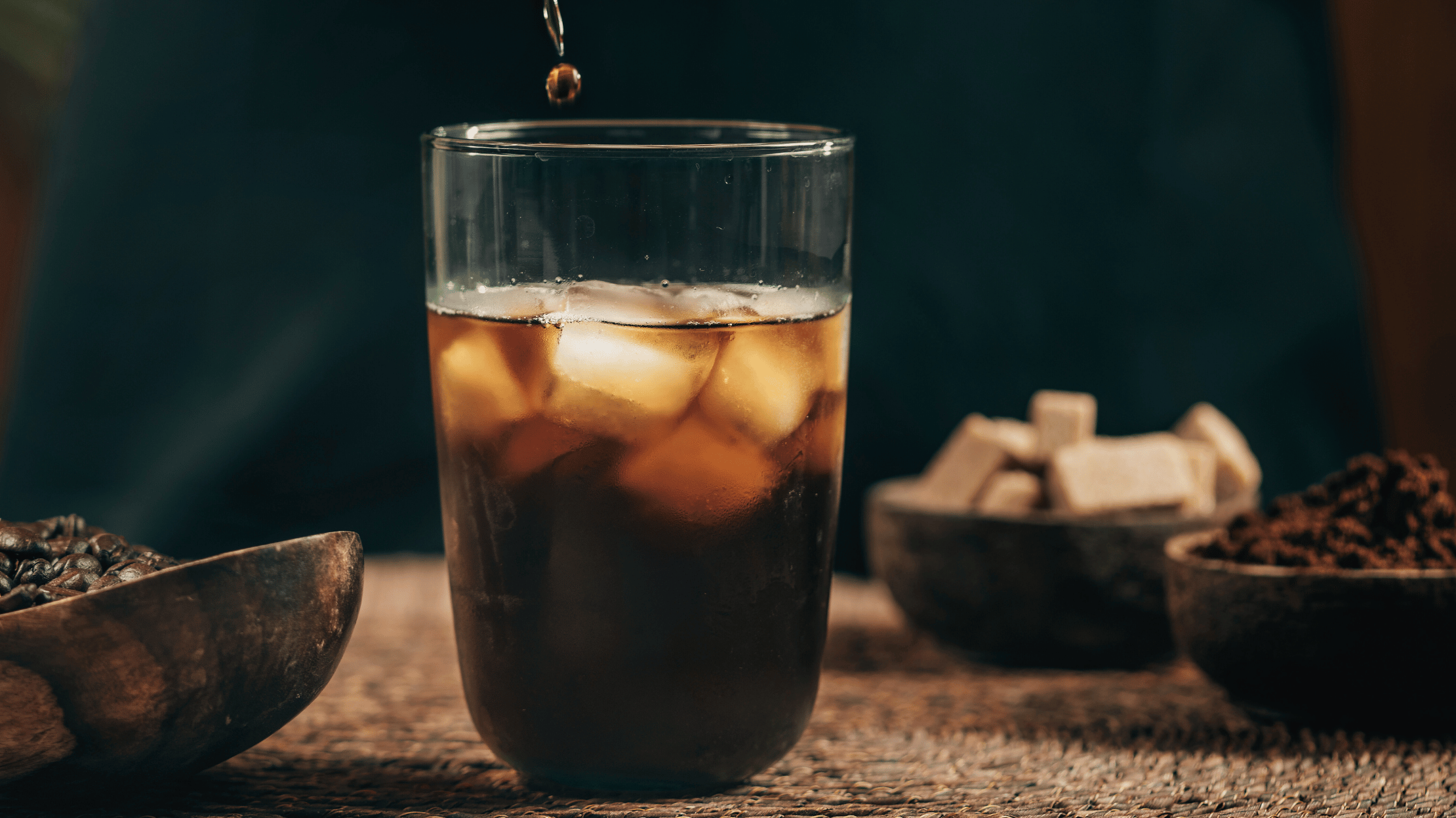 Cold brew kaffe brygget med groftkværnet kaffe og koldt vand i glasbeholder