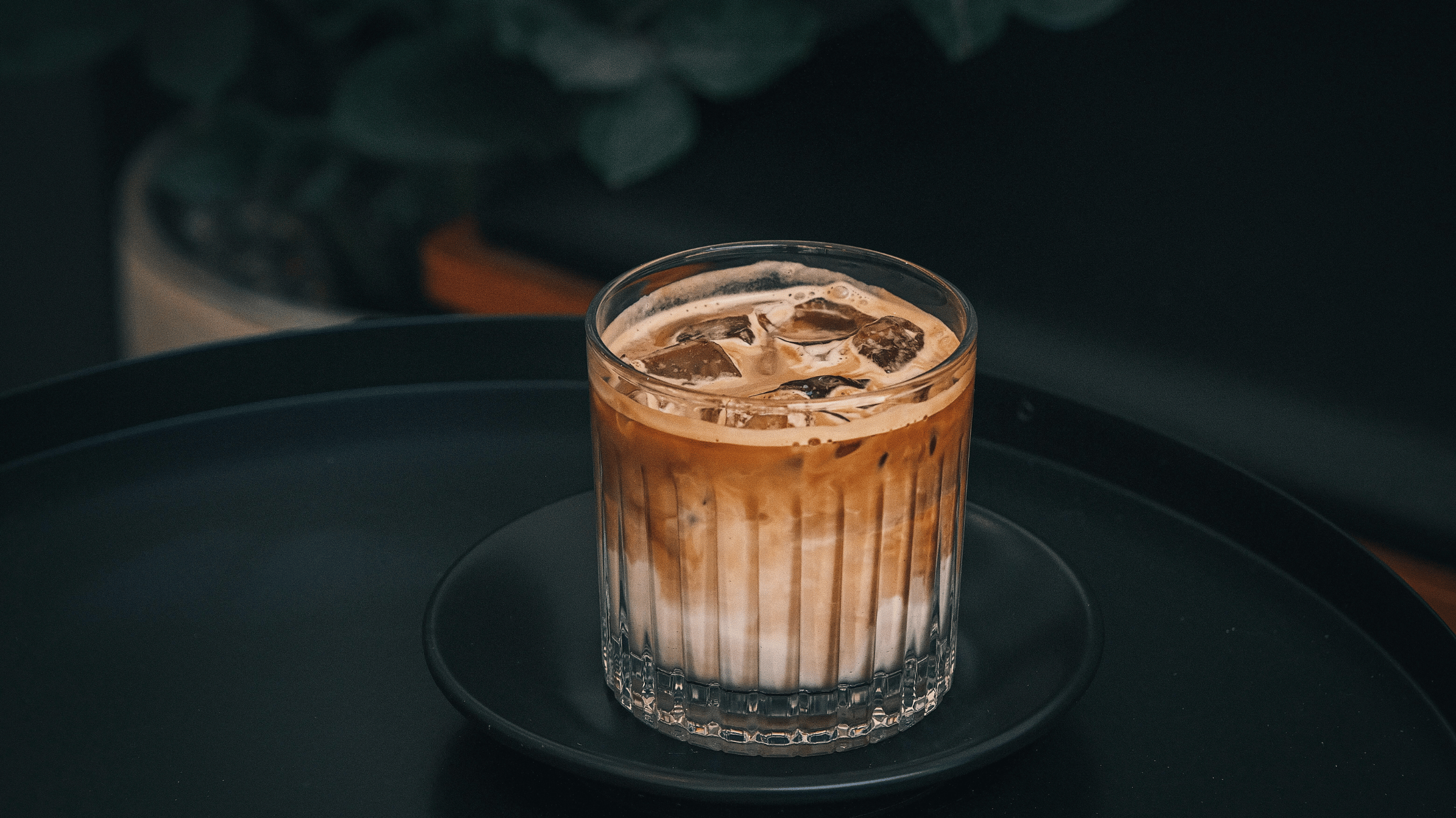 Klassisk iskaffe lavet med espressoshot og mellemristet Colombia kaffe serveret med is