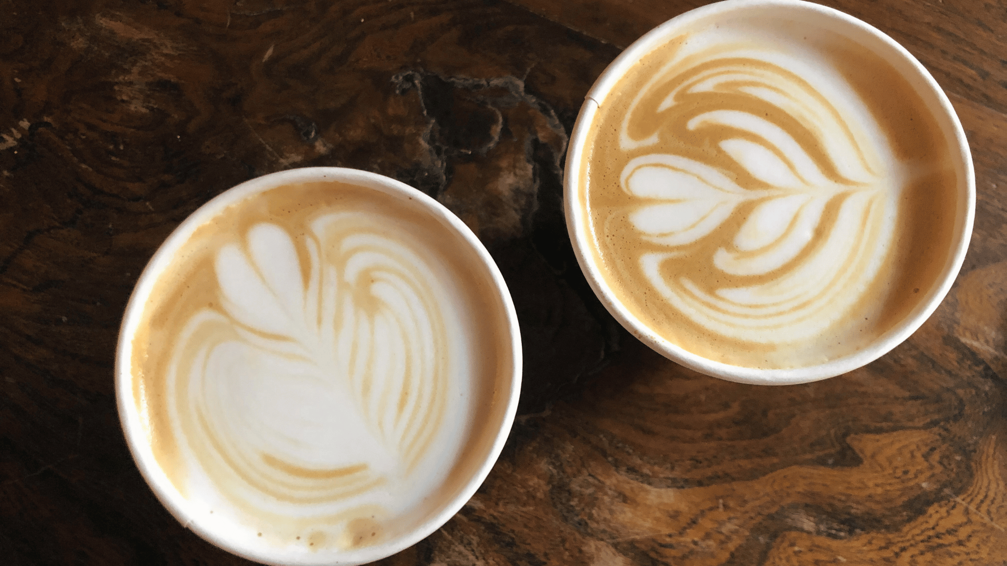 Hjemmelavet latte med espresso og silkeblød mælk i kop