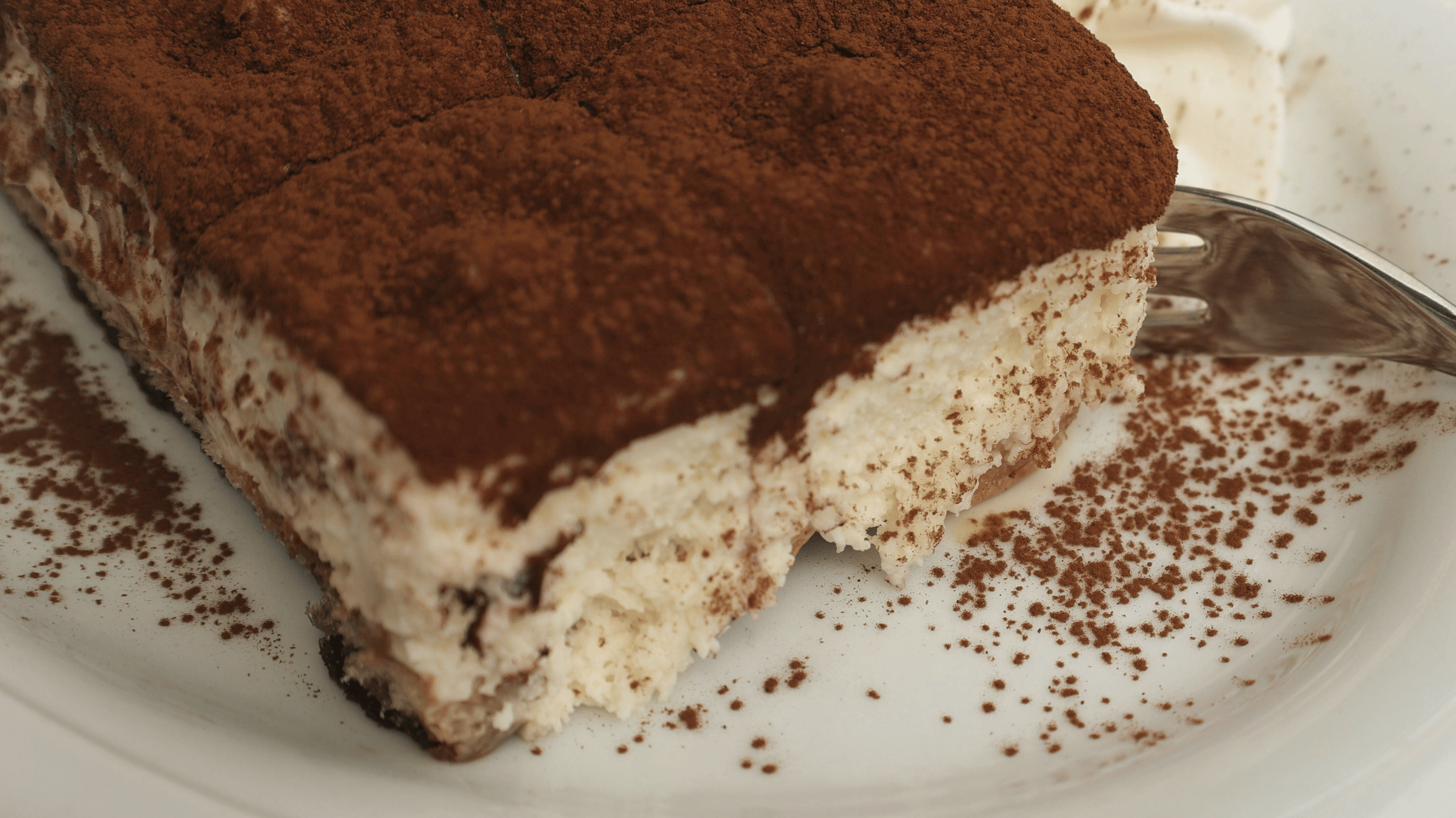 Klassisk tiramisu lavet med espresso og kakao på toppen